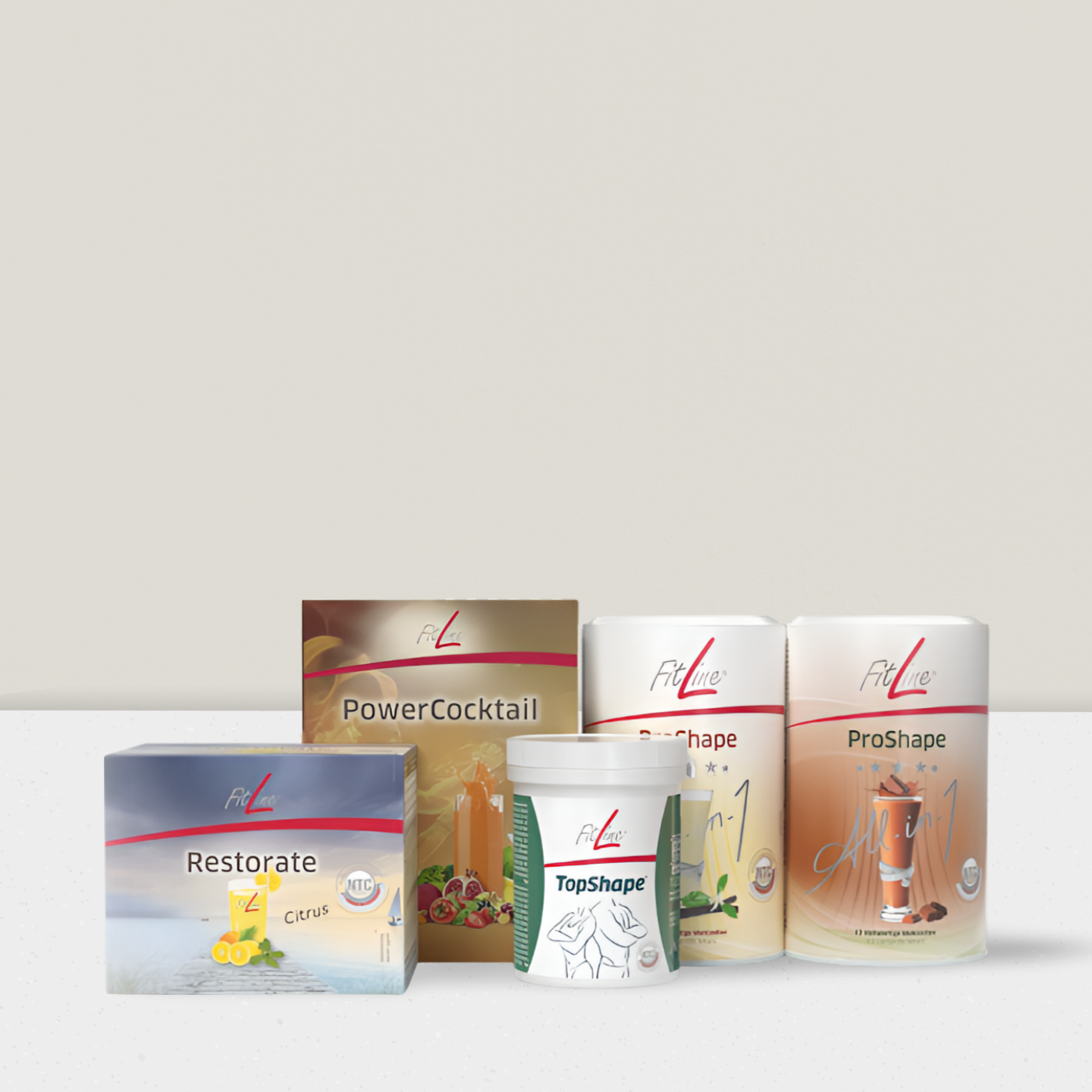 Ein Glas Limonade mit Zitronenscheiben und Minze.