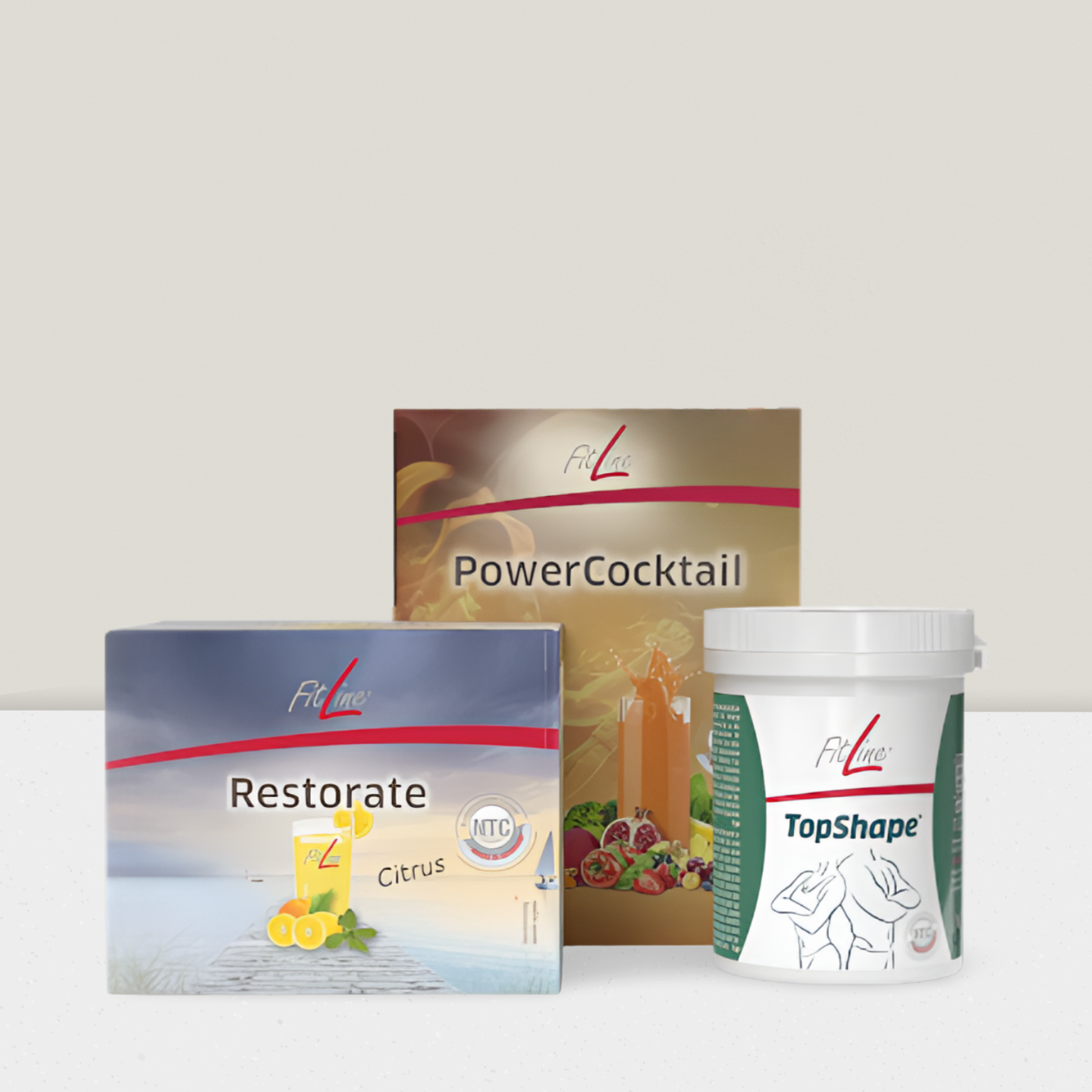 Ein Glas Limonade mit Zitronenscheiben und Minze.