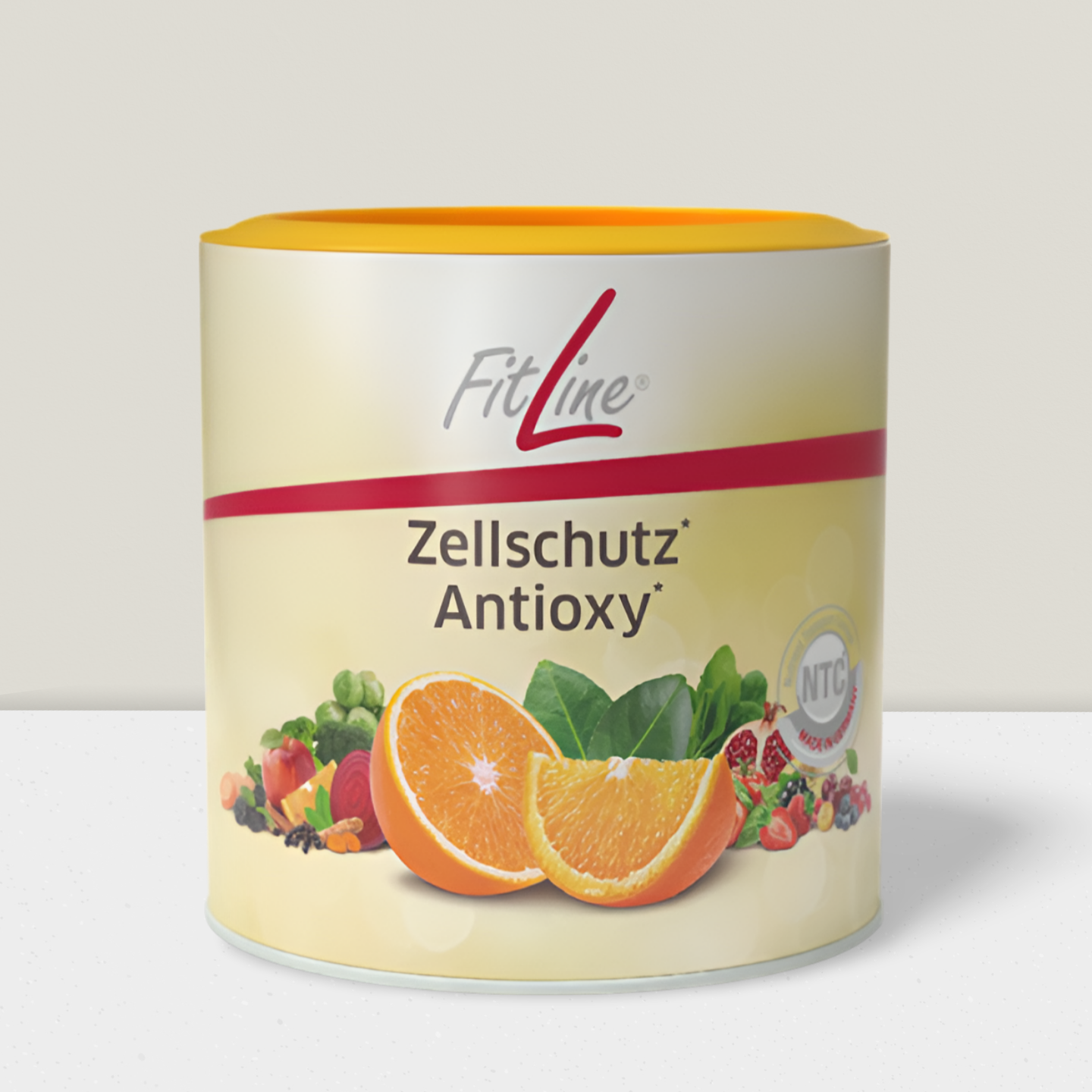 Ein Glas Orangensaft neben einer Orange und einer Orangenscheibe, dazu ein grünes Blatt.
