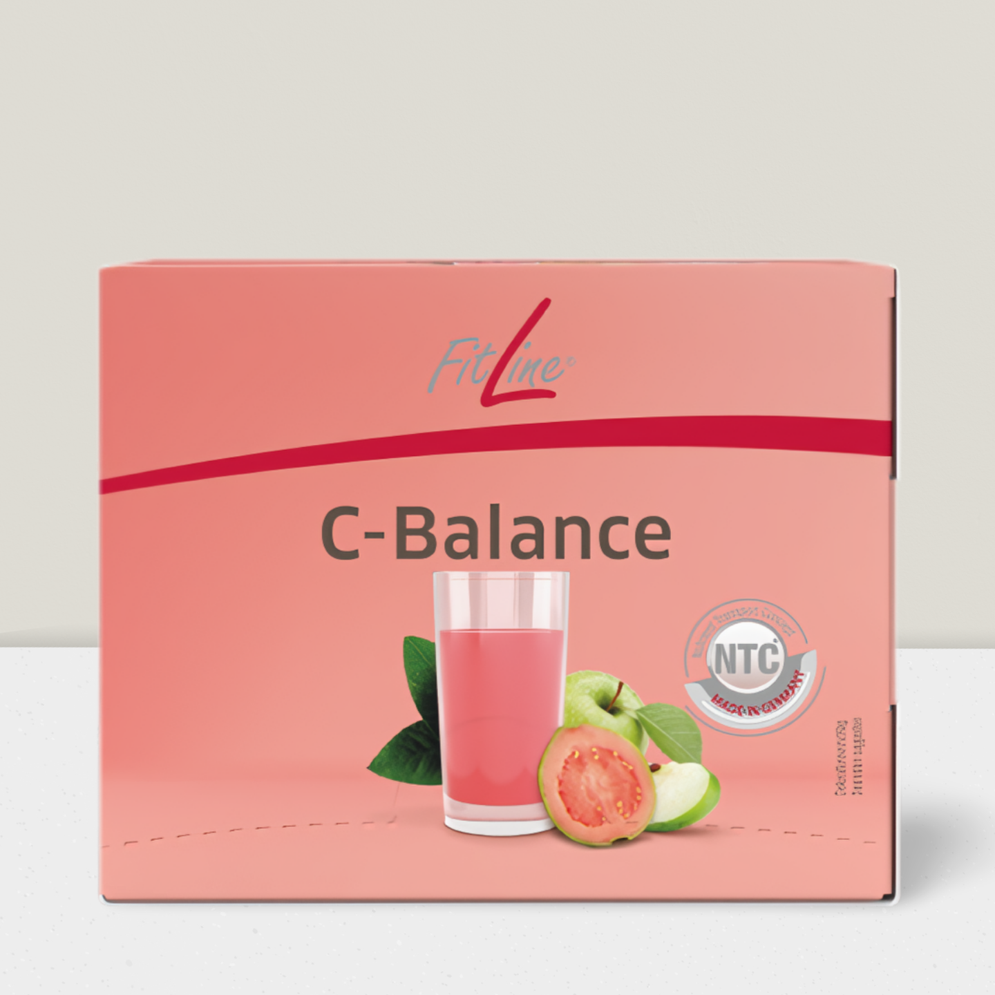 Ein Glas rosa Saft neben einem grünen Apfel, einer halben Guave und einer roten Bete.