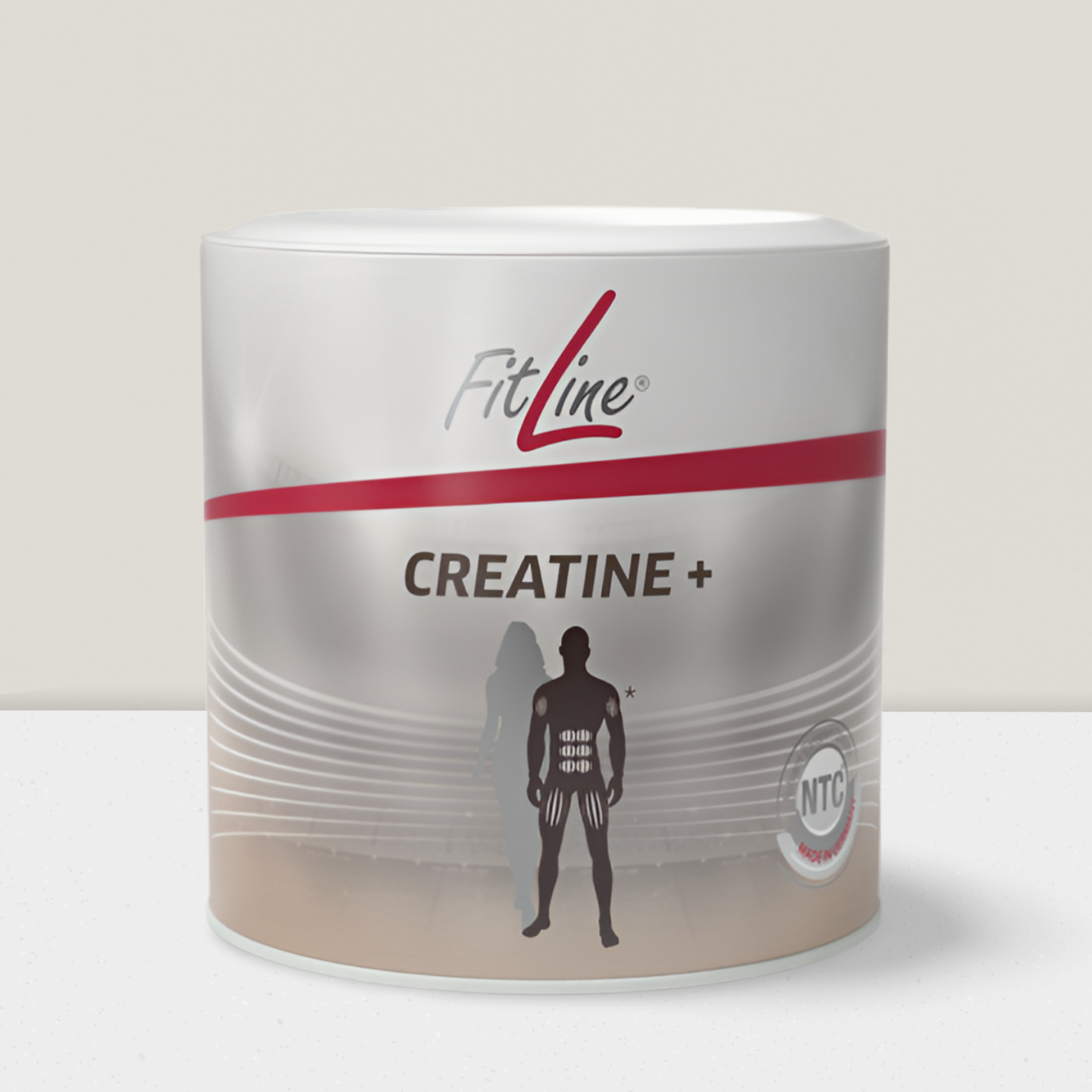 Ein Glas Saft mit Apfel, Orangenscheibe und Karotten.