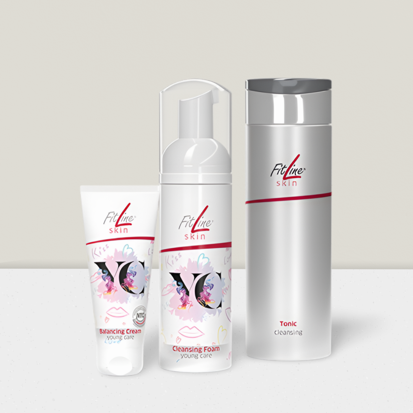 Drei weiße Fläschchen für Hautpflegeprodukte mit beigefarbenem Blattmuster.