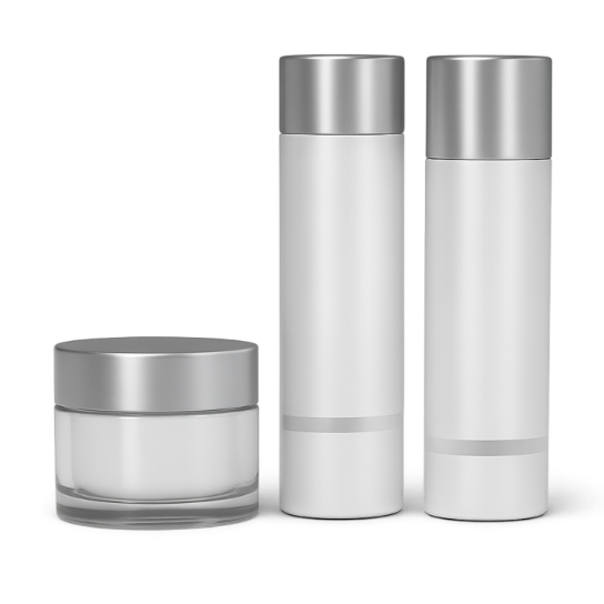 Drei weiße Kosmetikbehälter mit silbernen Deckeln.
