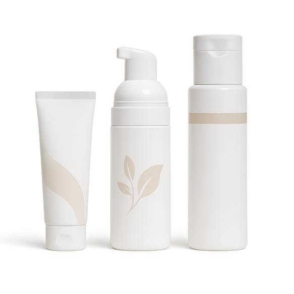 Drei weiße Fläschchen für Hautpflegeprodukte mit beigefarbenem Blattmuster.