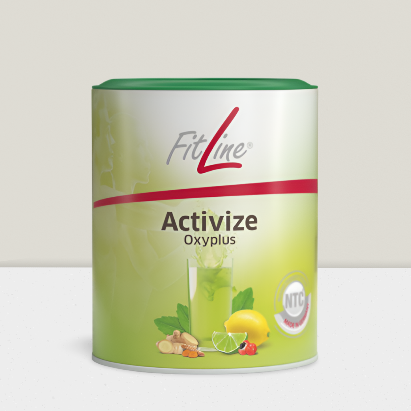 Grüner Smoothie im Glas mit Zitrone, Limette, Ingwer und Basilikum.