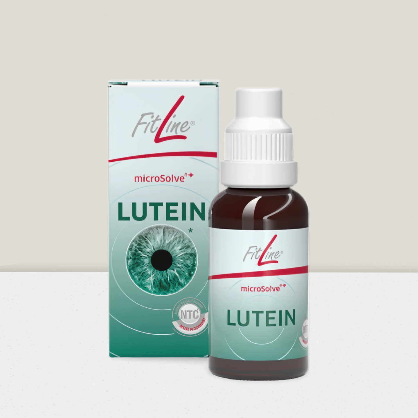 Pipette mit Flüssigkeit, die einen Tropfen in ein kleines, mit gelber Flüssigkeit gefülltes Glasfläschchen abgibt.