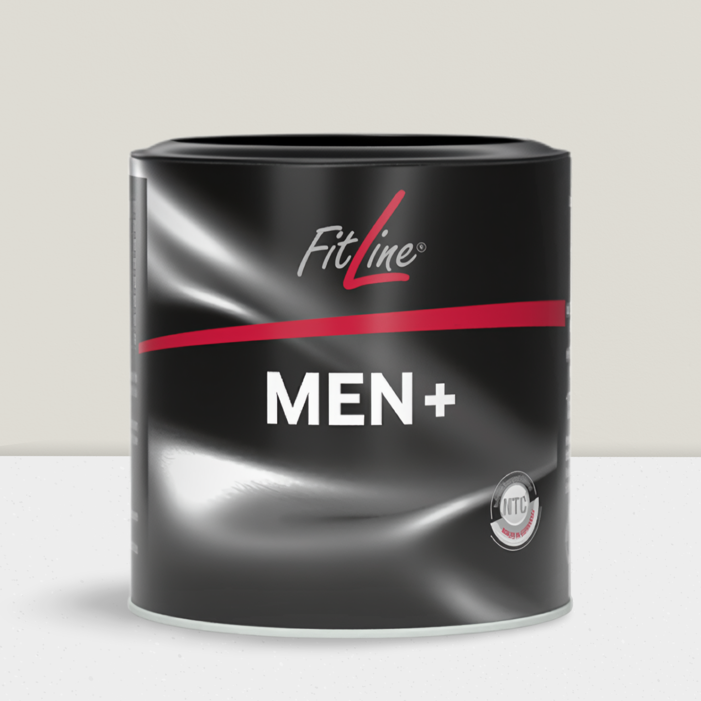 Ein Glas Rotweinsaft mit Kirschen, Pflaumen und Ginseng auf einem Holzuntersetzer.