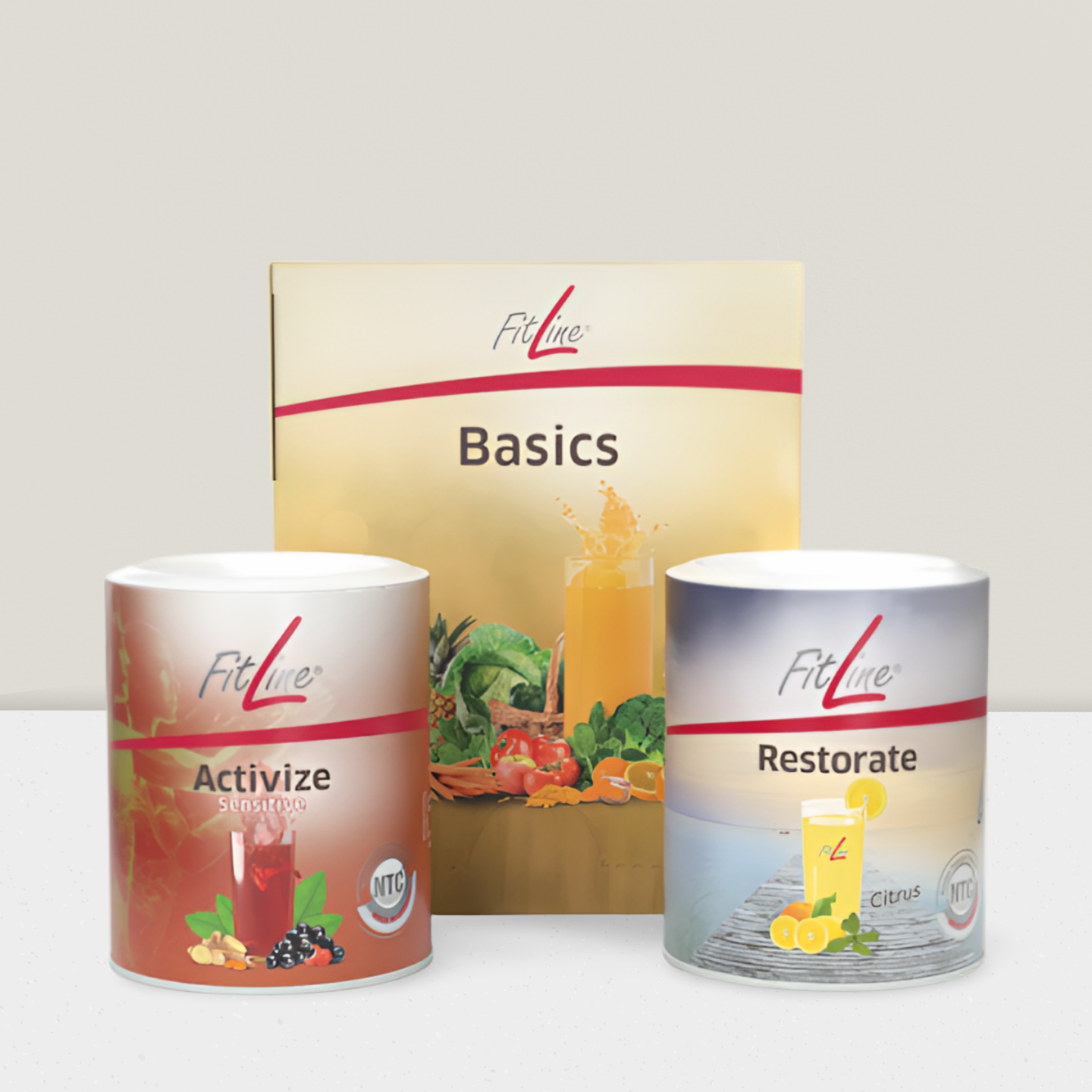 Ein Glas Limonade mit Zitronenscheiben und Minze.