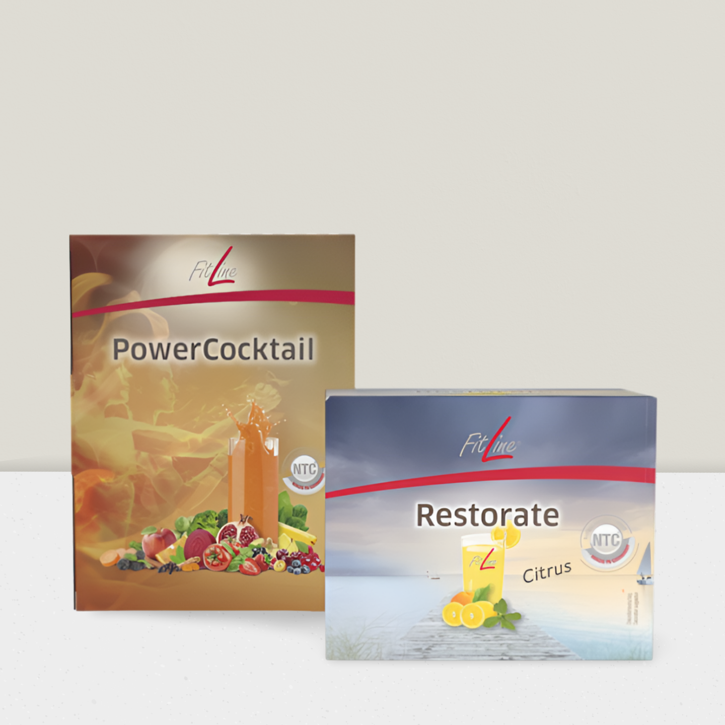 Ein Glas Limonade mit Zitronenscheiben und Minze.