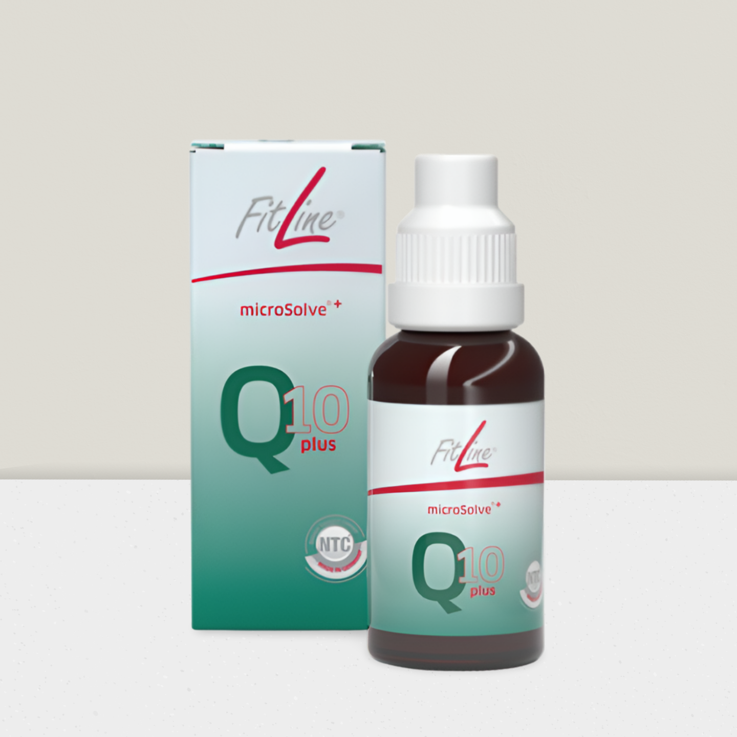 Pipette mit Flüssigkeit, die einen Tropfen in ein kleines, mit gelber Flüssigkeit gefülltes Glasfläschchen abgibt.