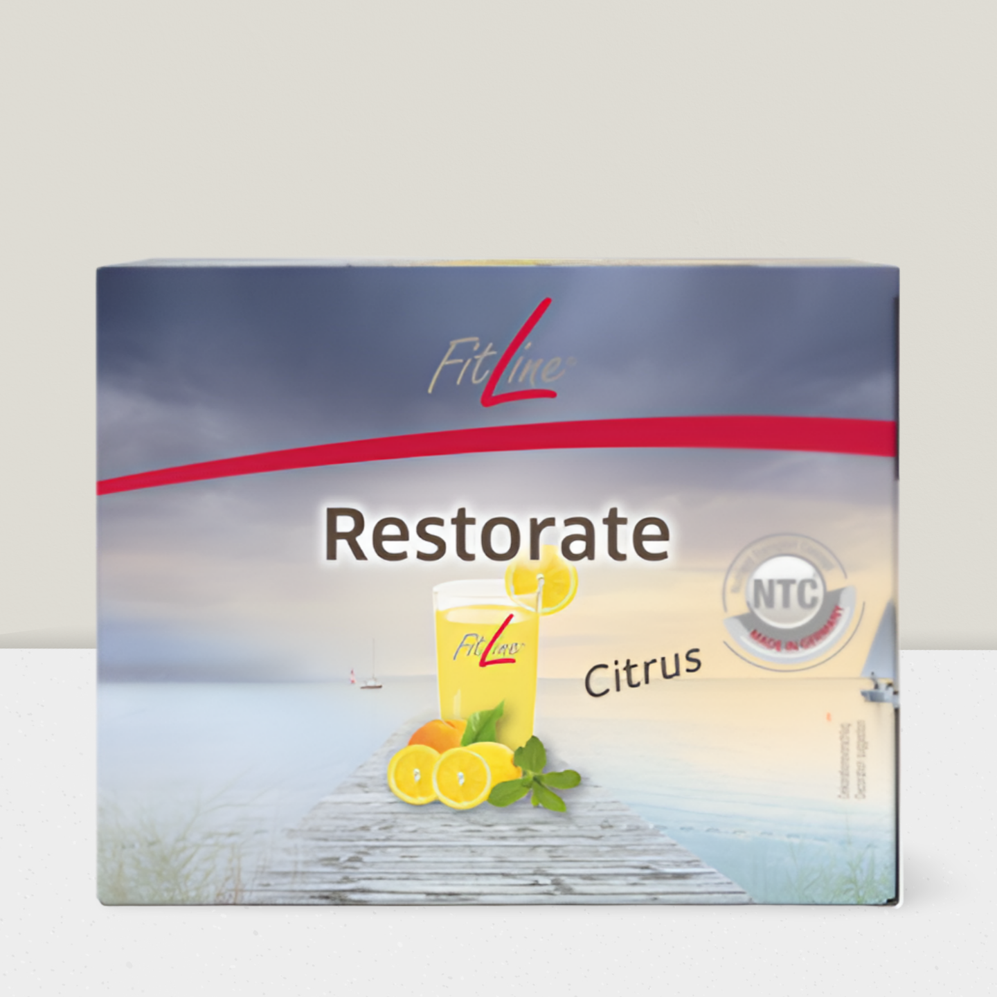 Ein Glas Limonade mit Zitronenscheiben, Zitronenhälften und einem Minzzweig garniert.