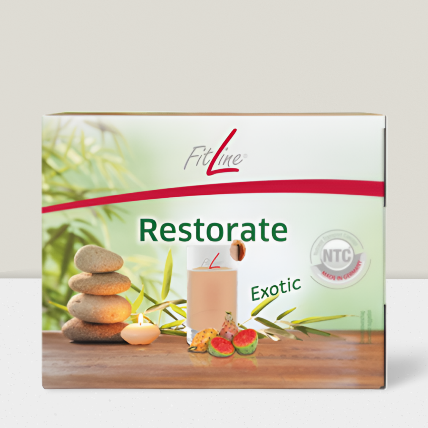 Ein Glas mit einem hellen Getränk neben Kaktusfeigen und grünen Blättern.