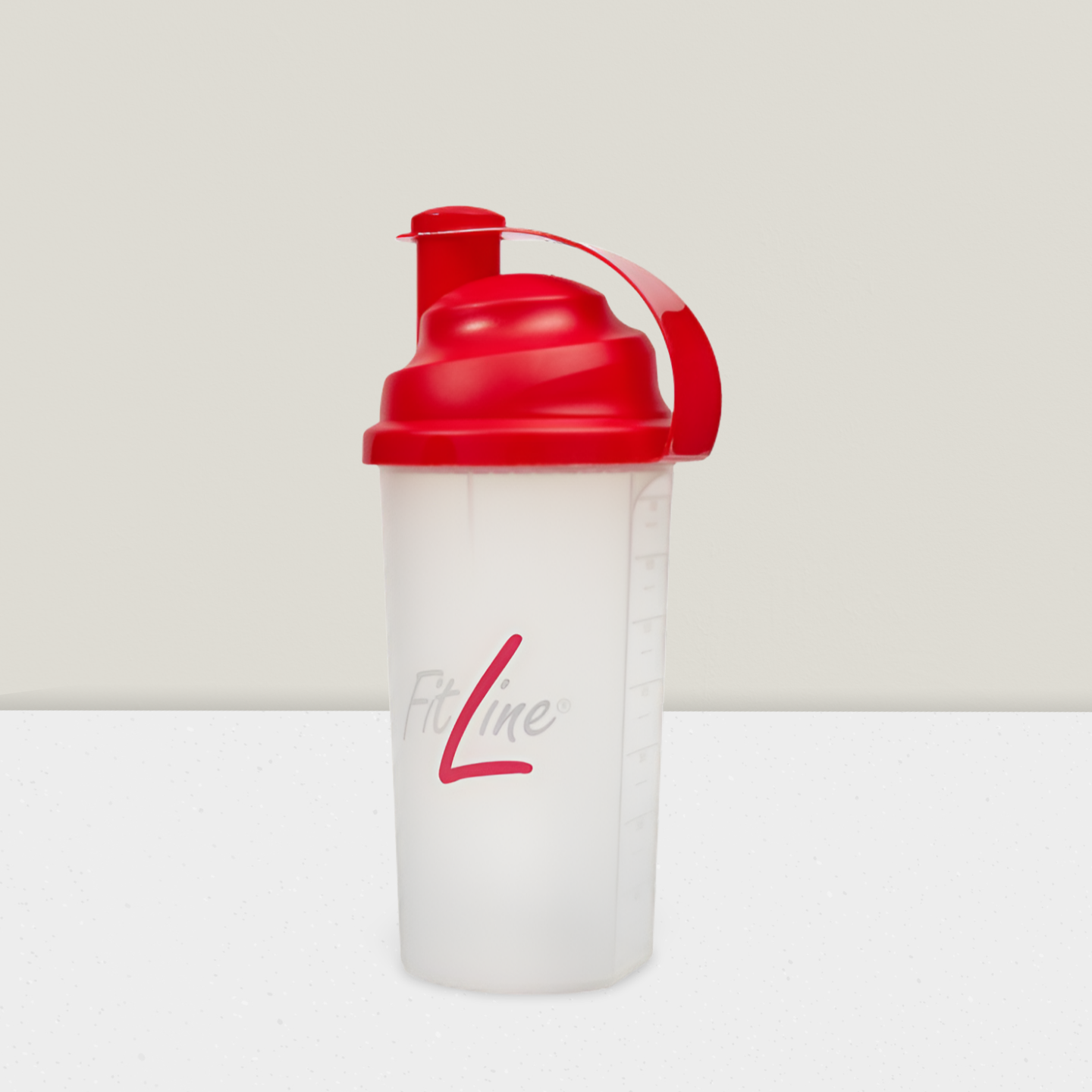 Rote, mattierte Kunststoff-Shakerflasche, aufrecht stehend.