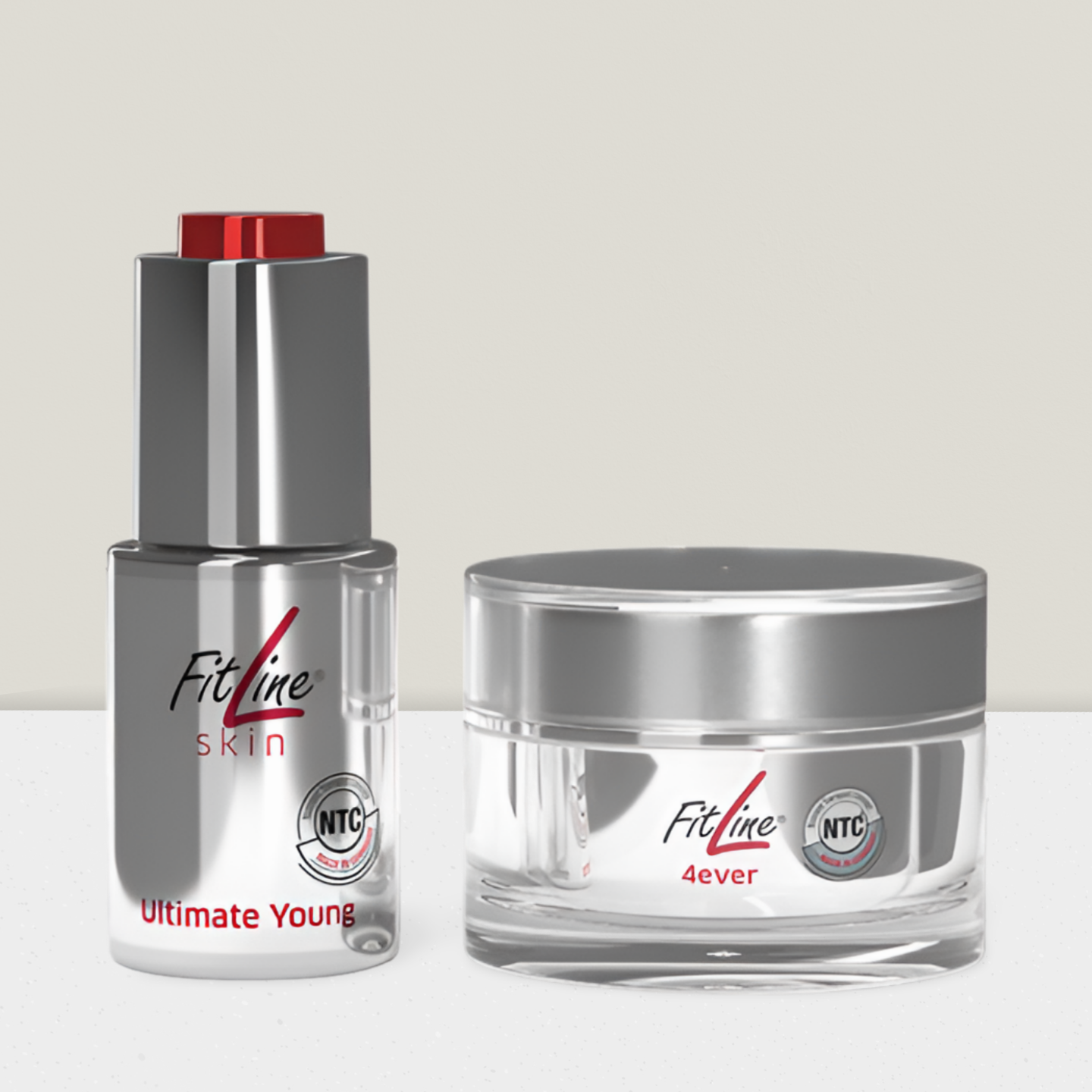 Silberne Lippenstifthülse und Cremetiegel auf weißem Hintergrund.