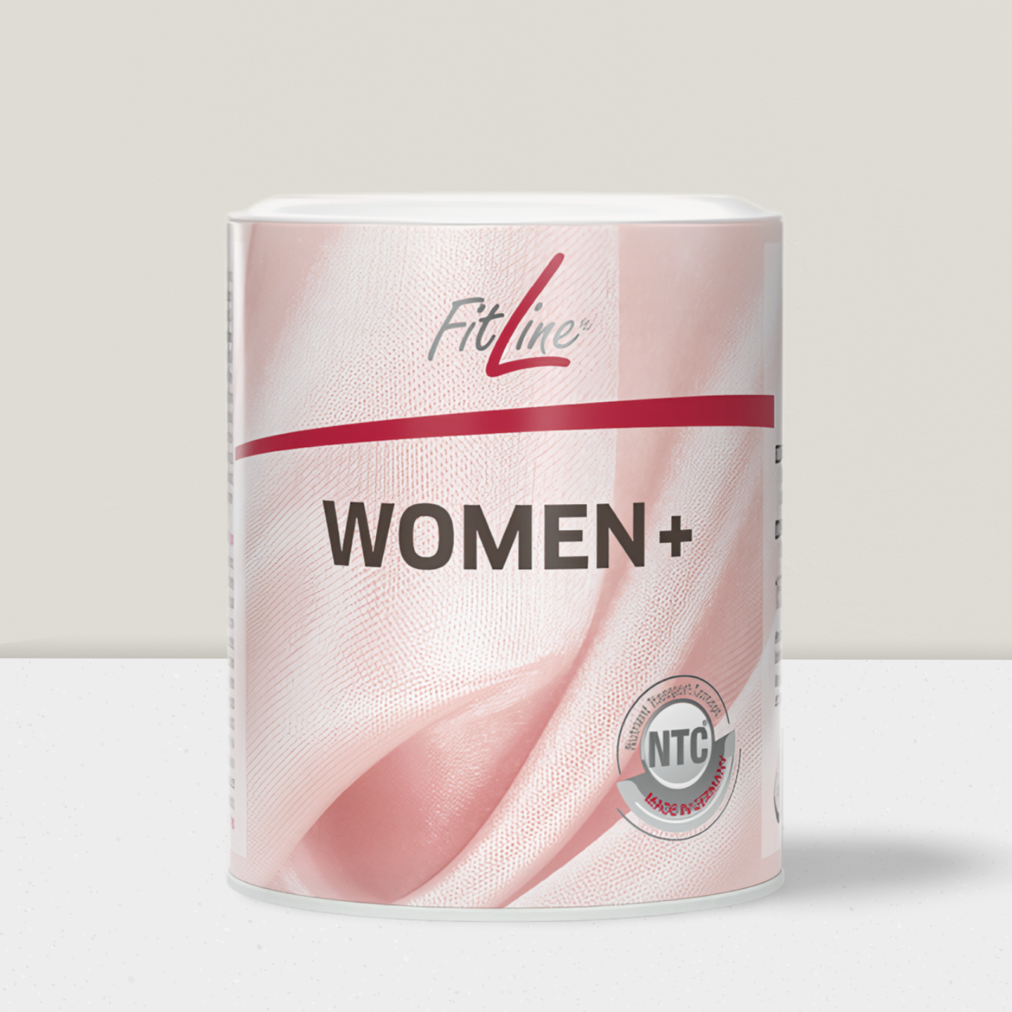 Grüner Smoothie im Glas mit Zitrone, Limette, Ingwer und Basilikum.