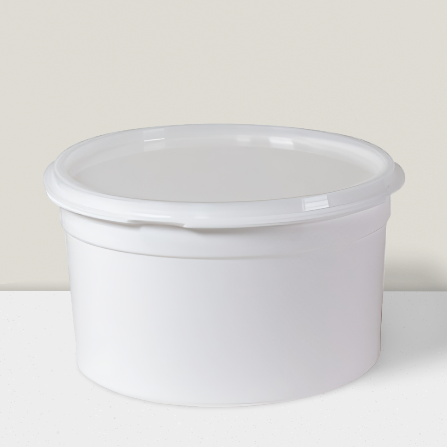 Weißer Plastikeimer mit Deckel.