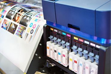 Verschiedene Farbpatronen im Drucker