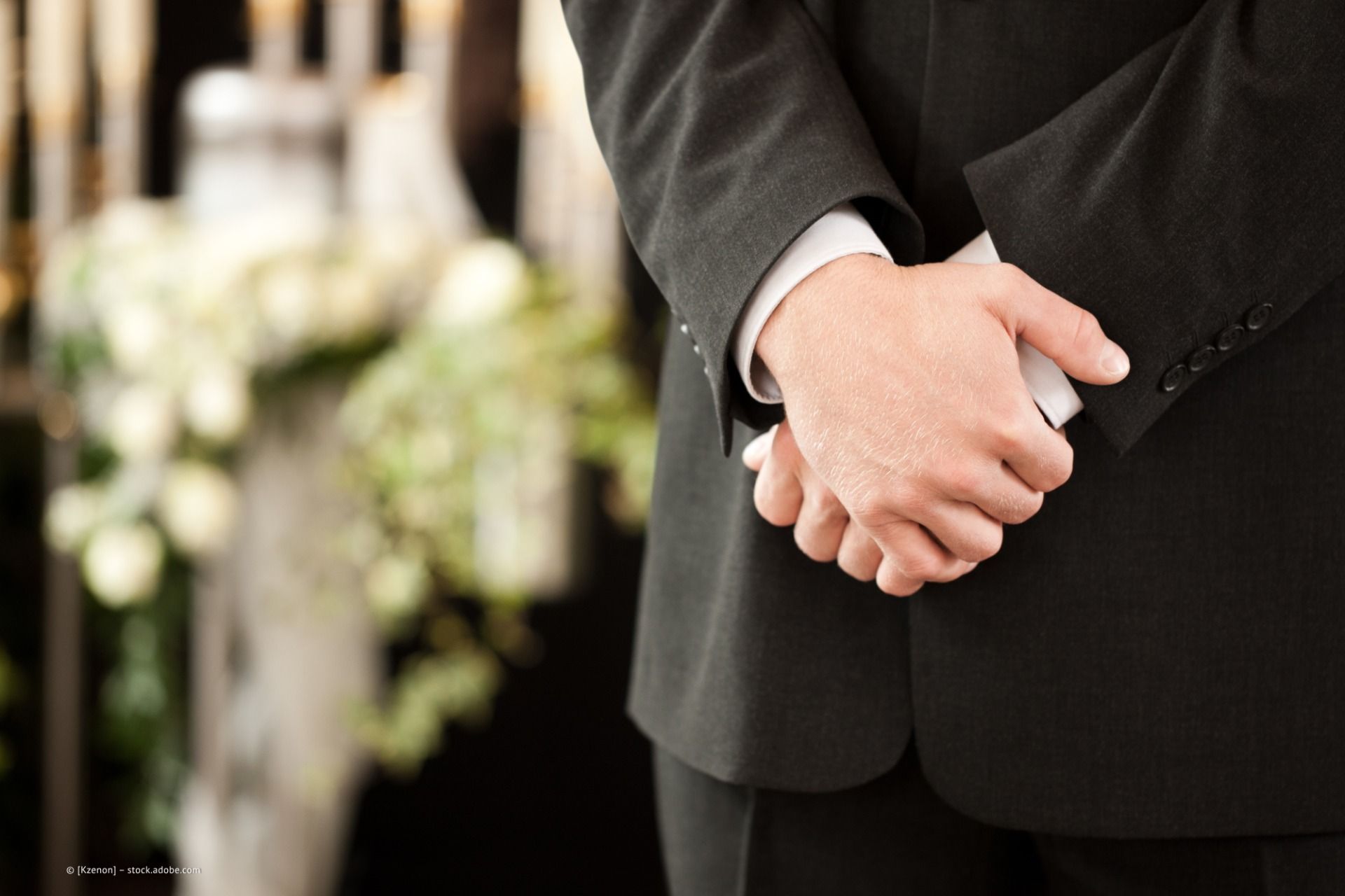 gefaltete Hände beim Gottesdienst