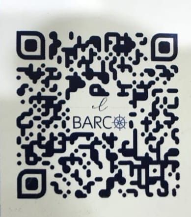 Código QR con el logo “el BARCO” en el centro; texto en azul sobre fondo blanco.