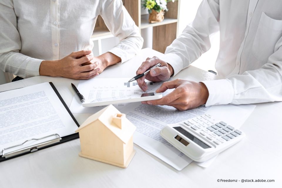 Besprechung von Immobilienplänen am Tisch