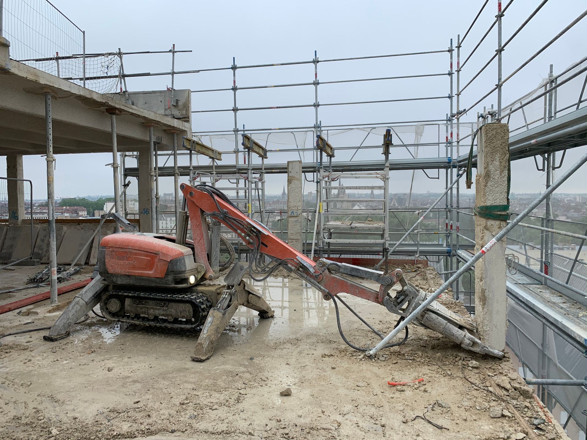 Démolition d'un bâtiment avec un robot Brokk