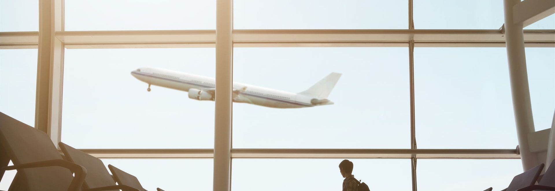 Un appareil photo argentique vintage posé sur des touches de piano noires et blanches, sur fond sombre.