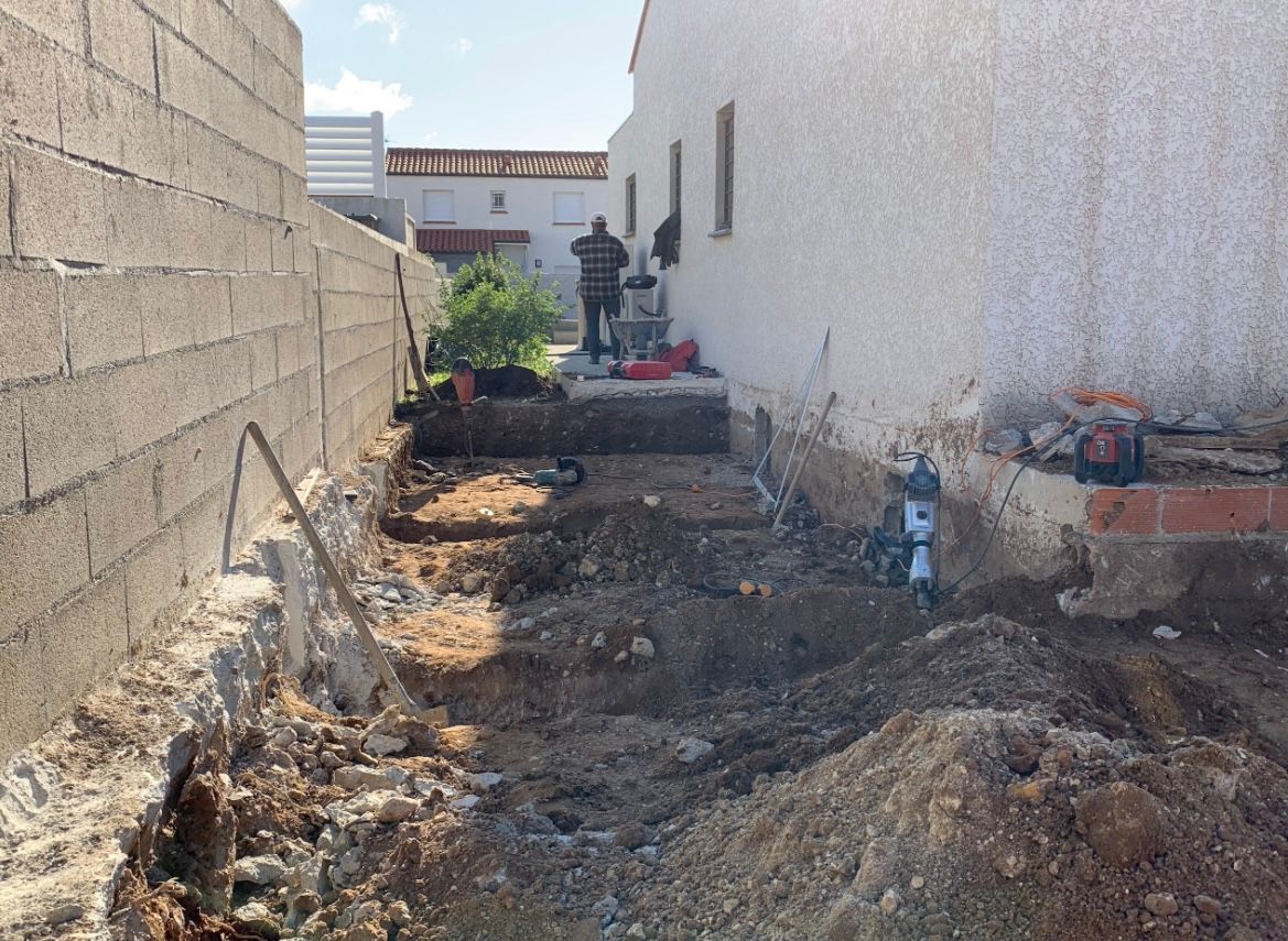 Les abords d'une maison en chantier