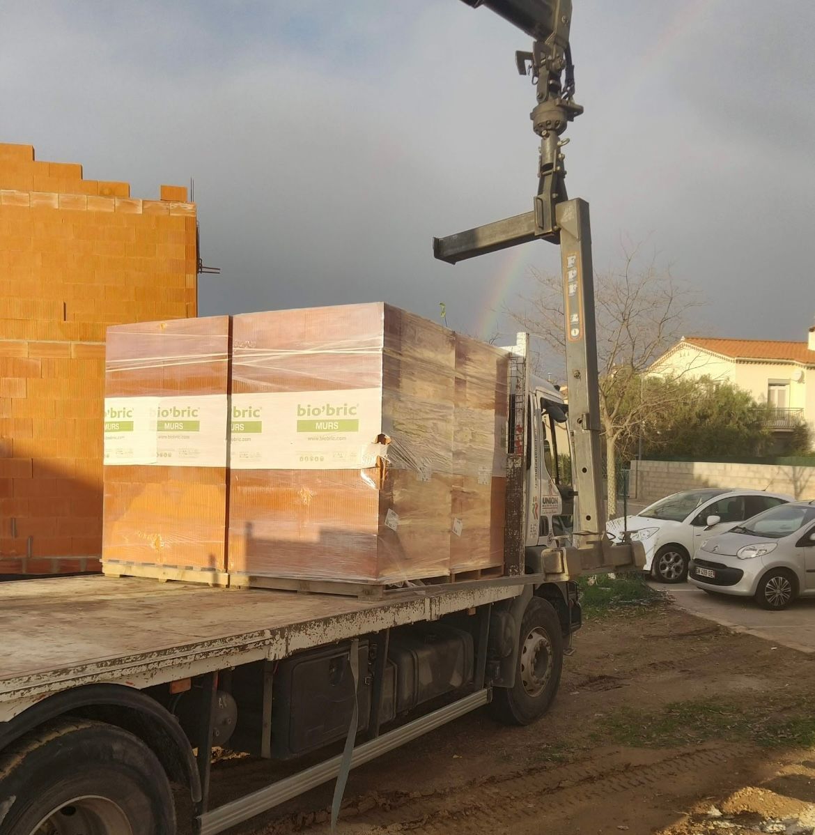 Des blocs de murs sur un camion