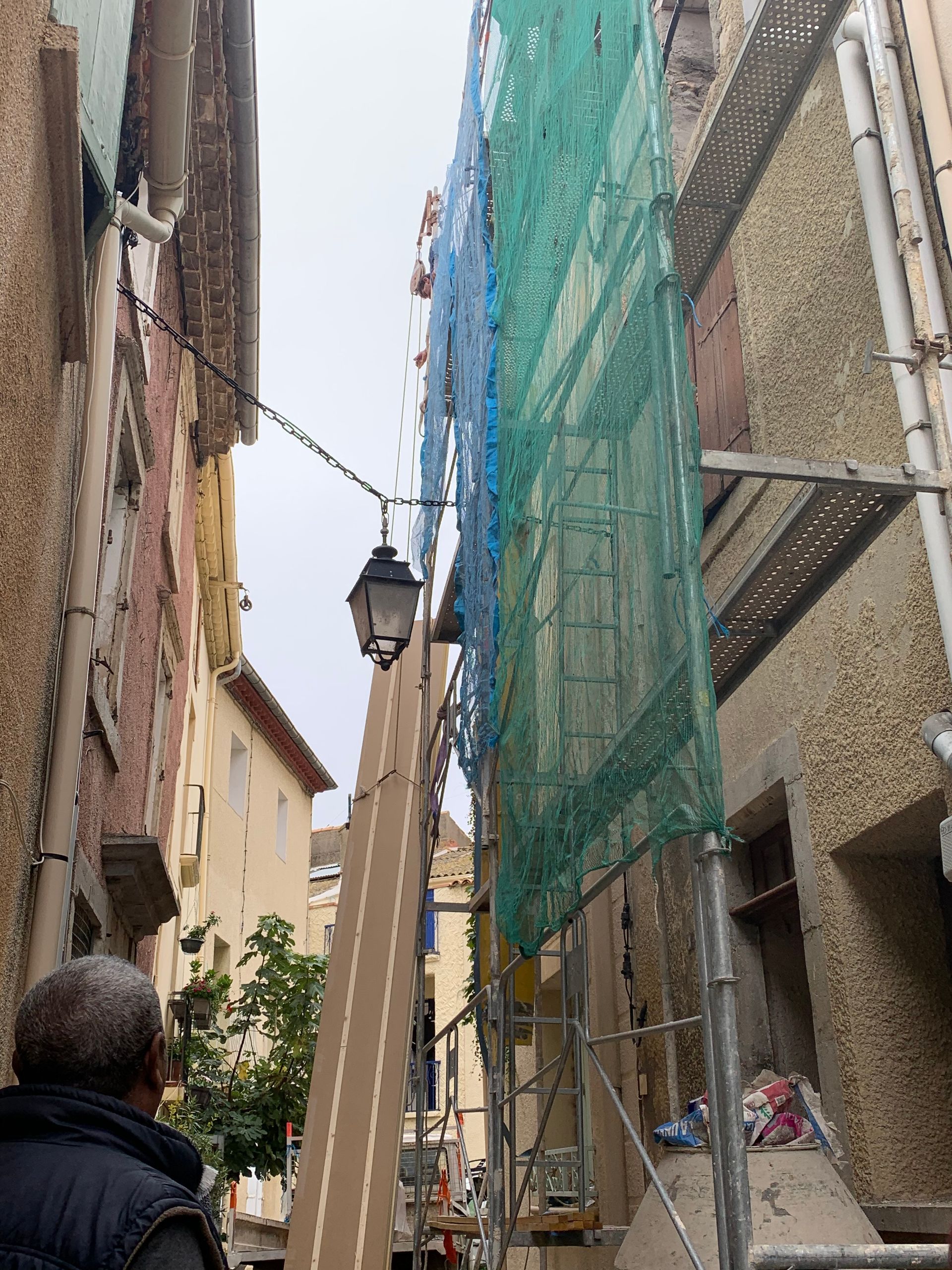 Un échafaudage et un filet vert