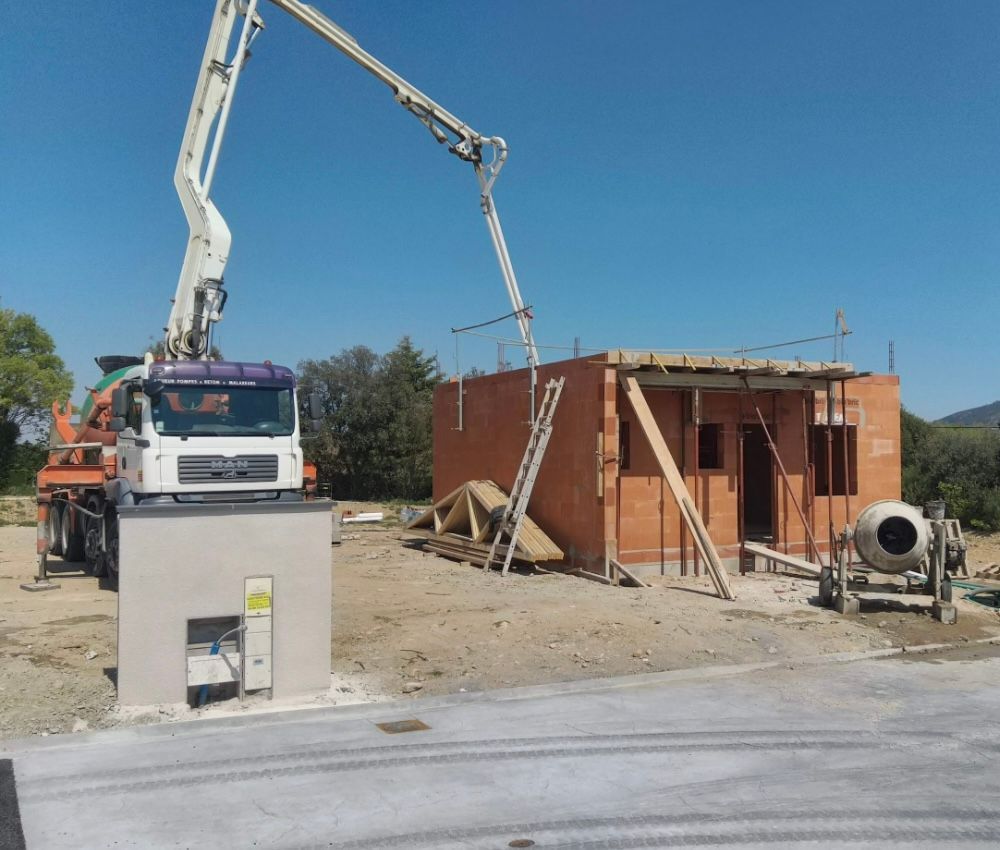 Une maison en construction et un camion-grue