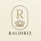 Logotipo dorado con una "R" encima de una flor de loto dentro de un &oacute;valo, con "RALDIRIZ" debajo.