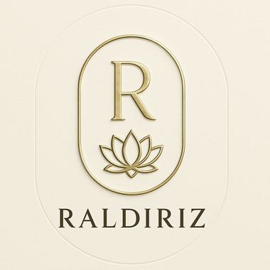 Logotipo dorado con una "R" encima de una flor de loto dentro de un &oacute;valo, con "RALDIRIZ" debajo.