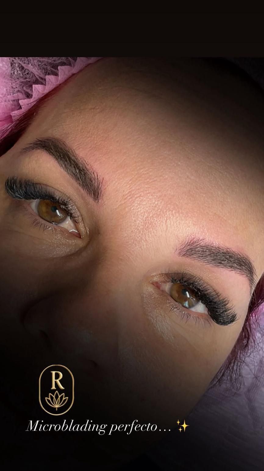 Primer plano de ojos con cejas microblading y pestañas densas. La piel es pálida.