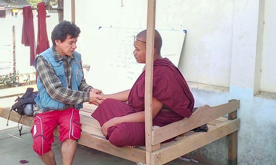 Réflexologie dans un temple Birman - Ricardo Massages