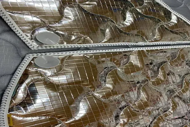 Un primer plano de un trozo de papel de aluminio sobre una mesa.