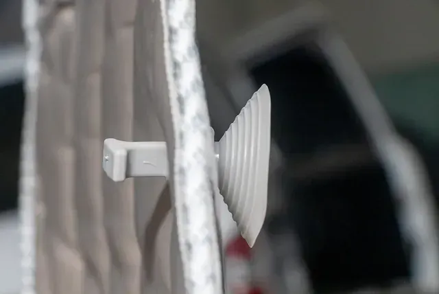 Un primer plano de un objeto blanco en una pared.
