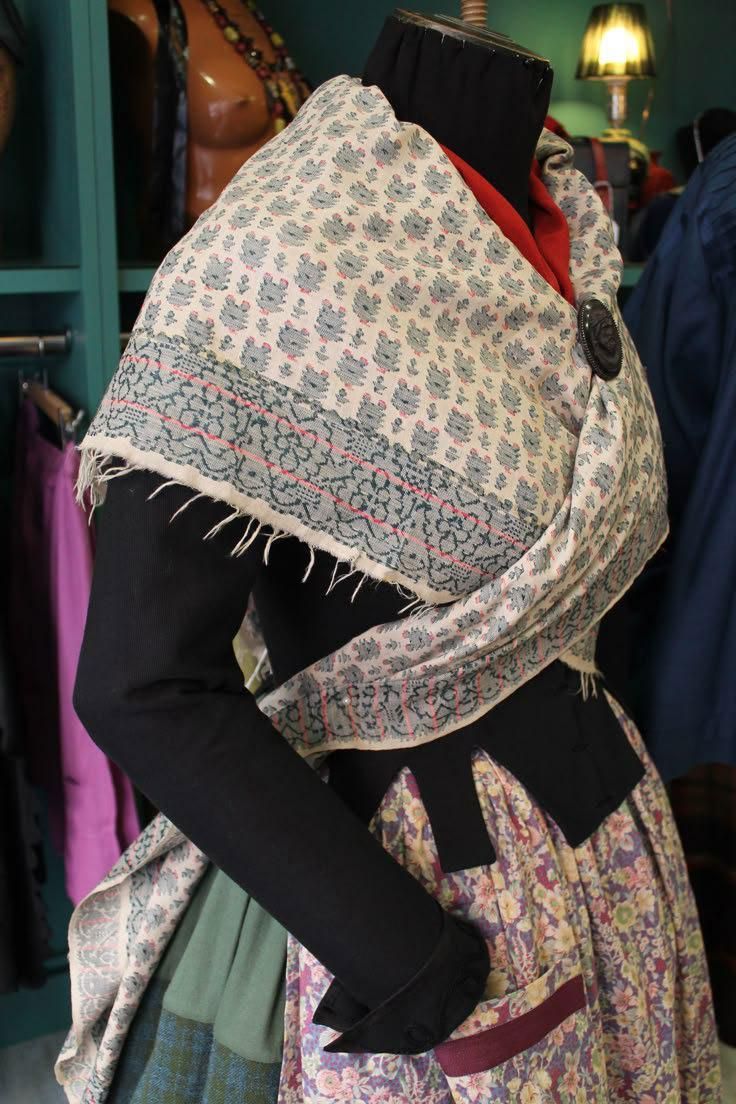 Un maniquí lleva una bufanda alrededor del cuello.