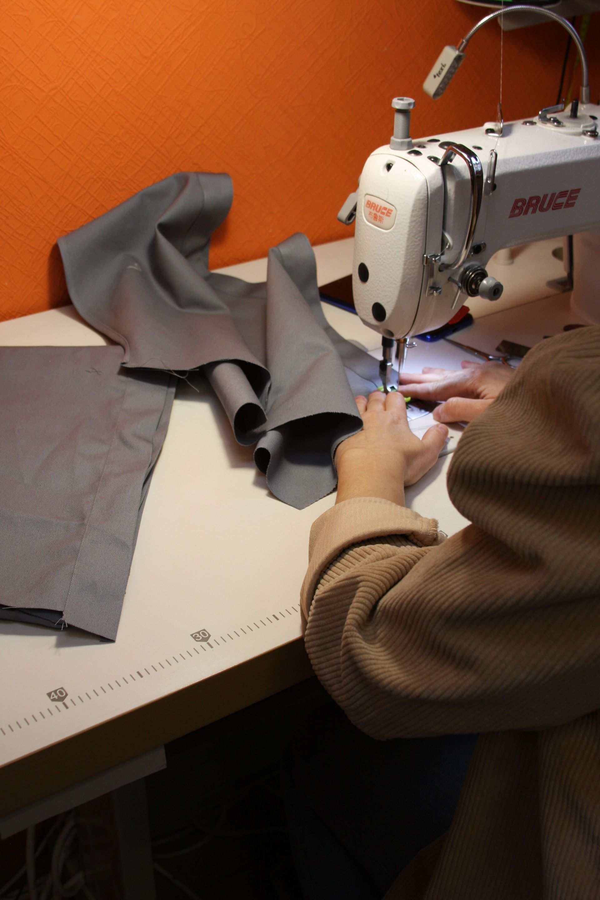 Un primer plano de un trozo de papel de aluminio sobre una mesa.