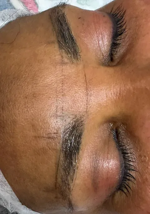 Primer plano de los ojos cerrados de una persona, con cejas y pestañas oscuras, que deja ver una piel tersa.