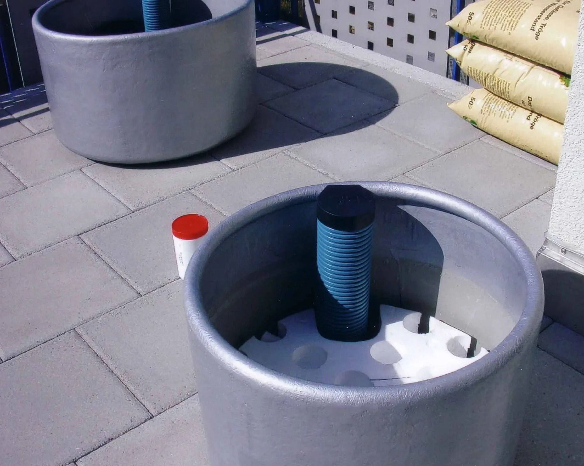 Ein Metallbehälter mit einem blauen Rohr darin