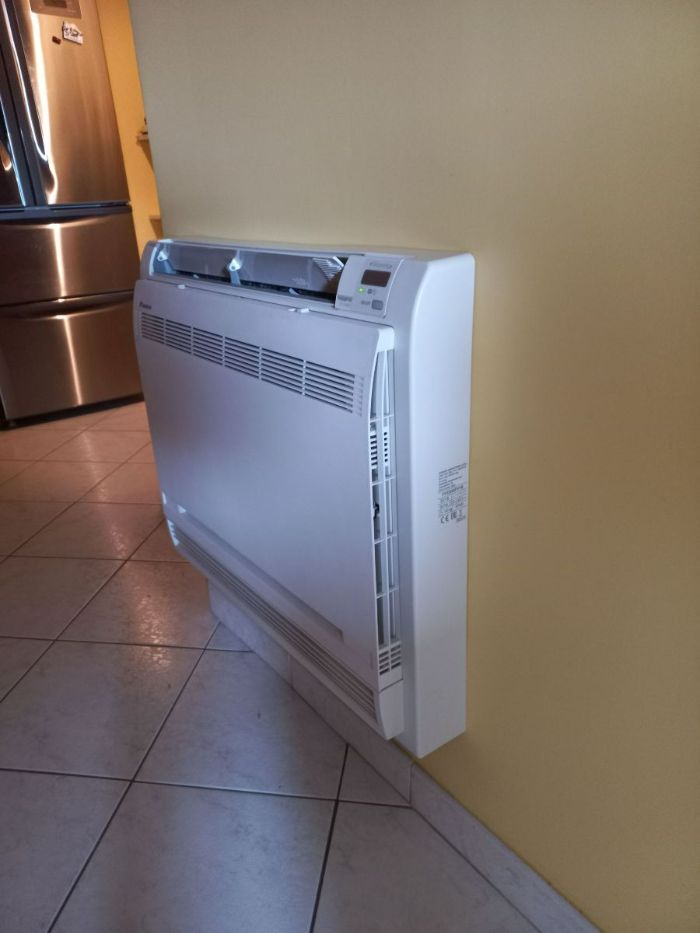 Unité intérieure type console basse semi-encastrée dans la cloison