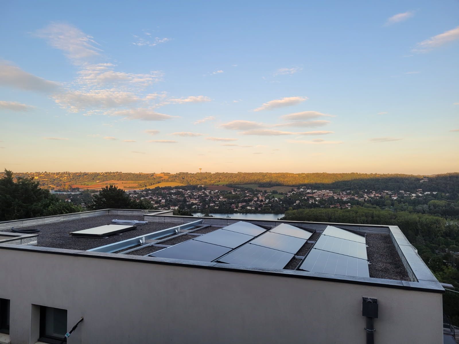 Panneaux photovoltaïques sur un bâtiment.