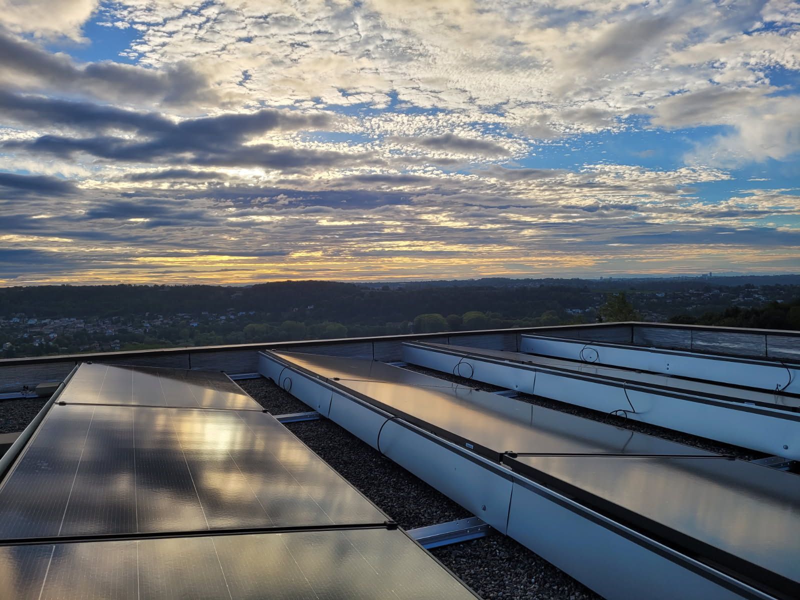 Pose de panneaux solaires sur une toiture en tuiles