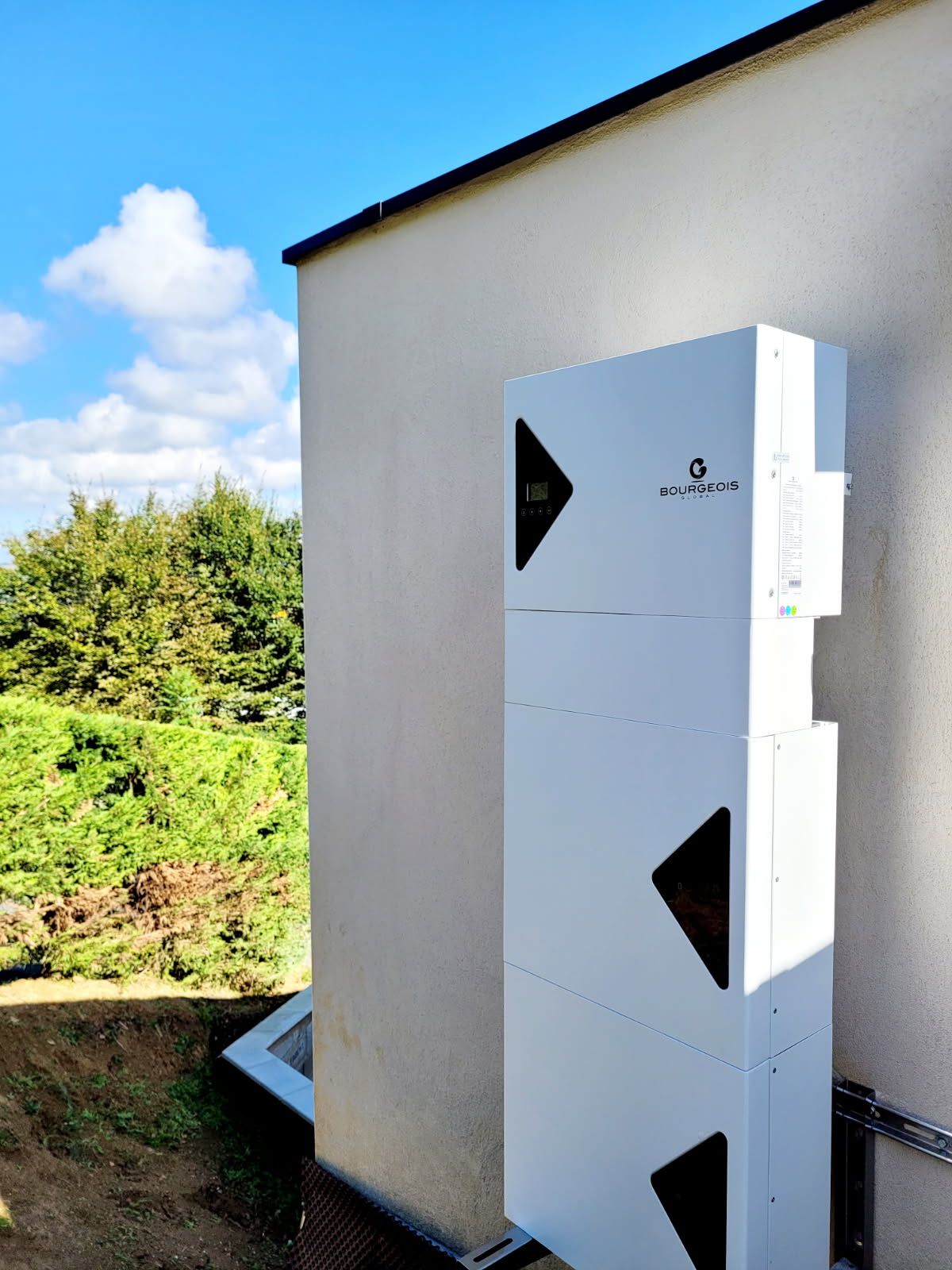 Soleil couchant derrière des panneaux photovoltaïques