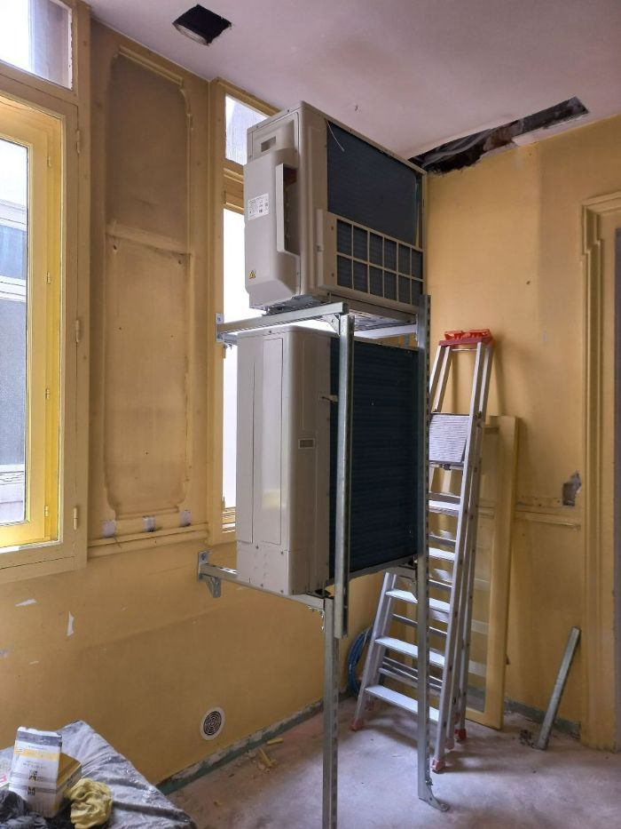 Intégration d'unités extérieures dans  un local technique avec grille en façade