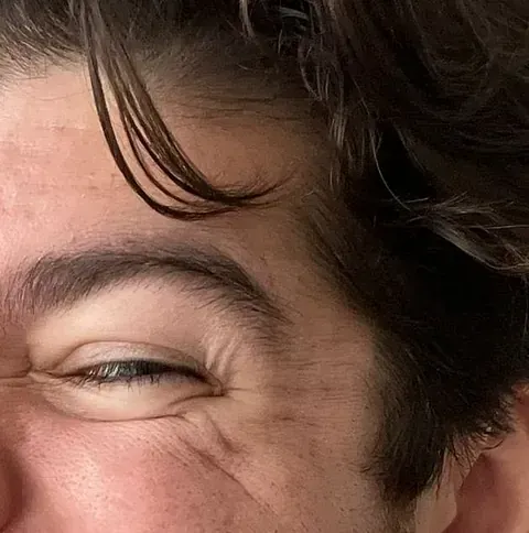 Un primer plano de la cara de un hombre con los ojos cerrados.