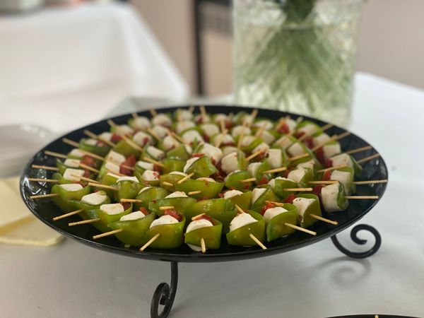 Assiette avec des amuse-bouches verts