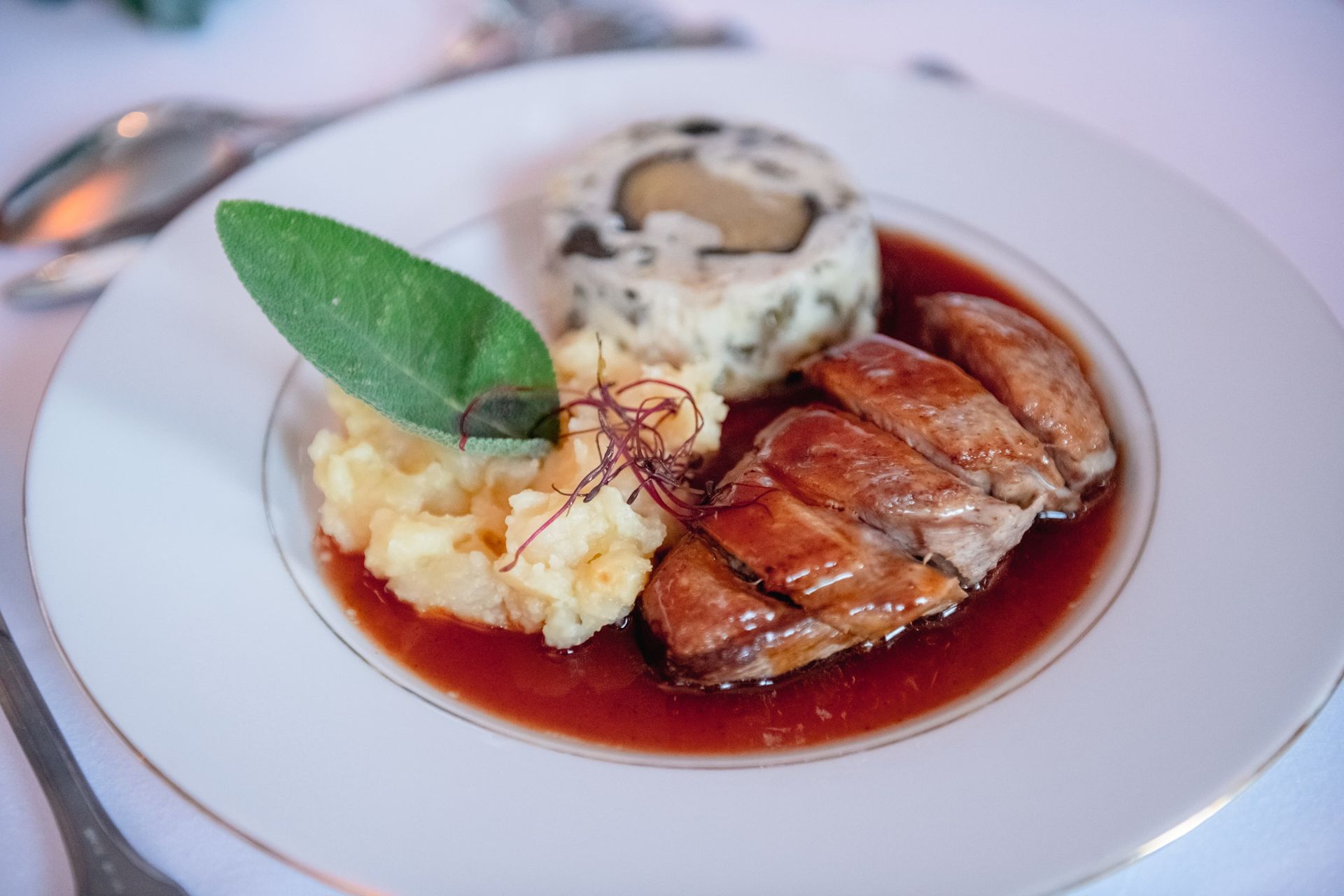 Plat avec de la volaille et de la sauce