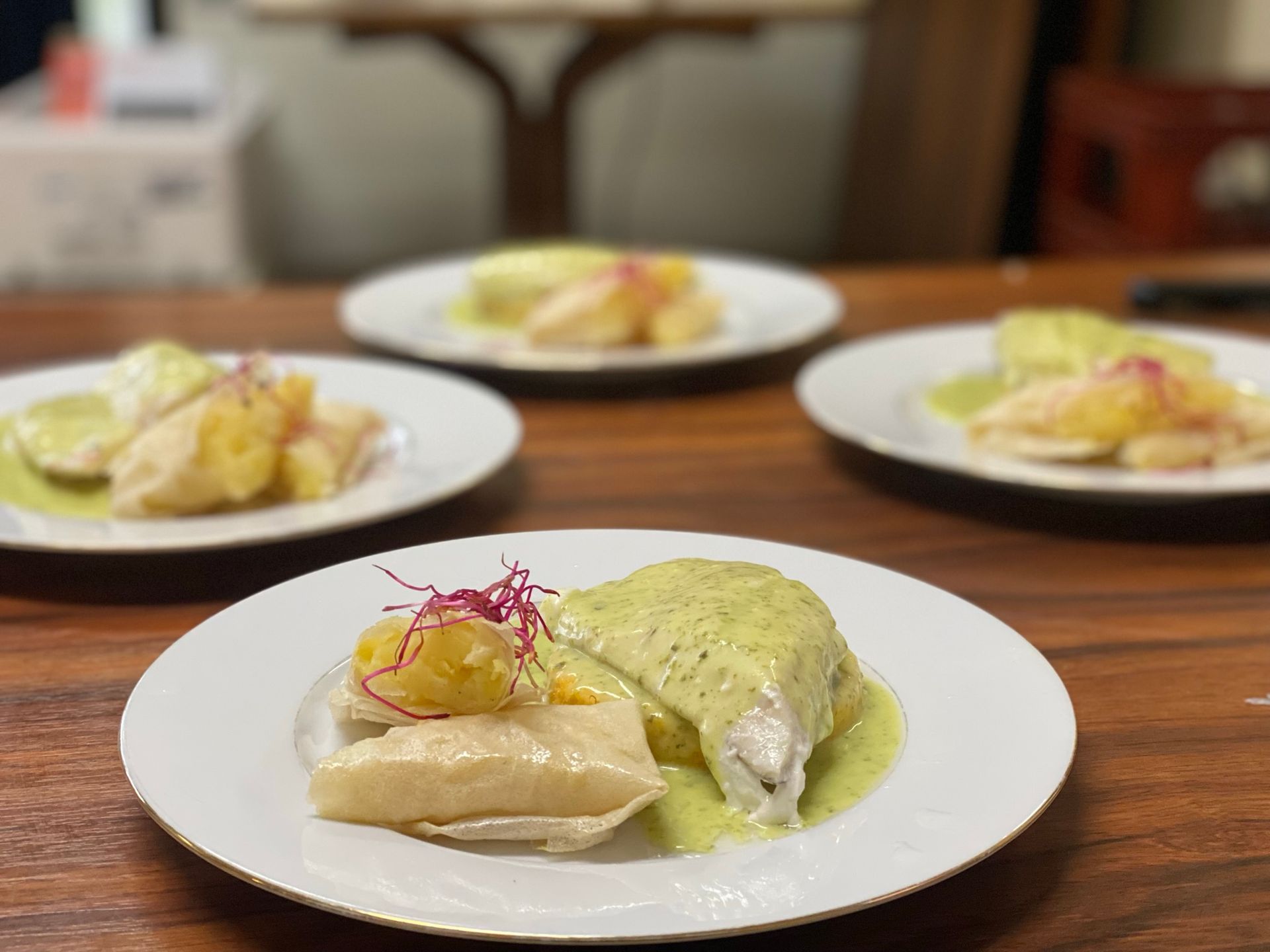 Assiettes posées sur une table