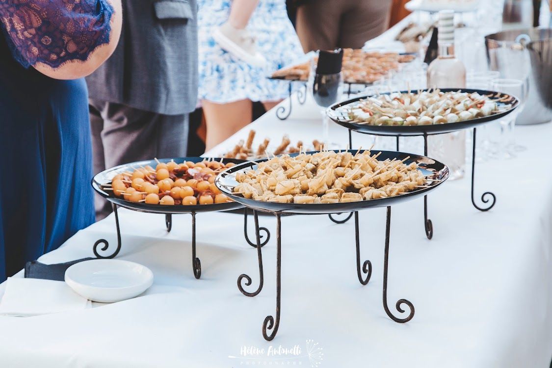 Différents plats avec des amuse-bouches